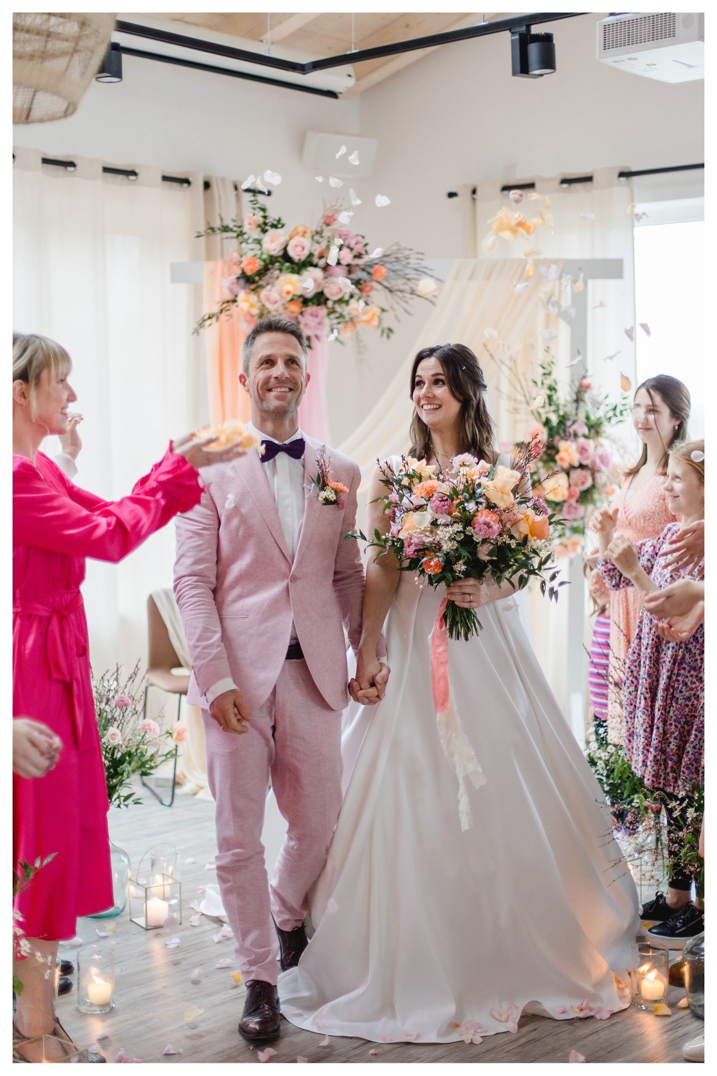 Farbige Hochzeitspapeterie mit Wellenkante und kräftigen Farbtönen