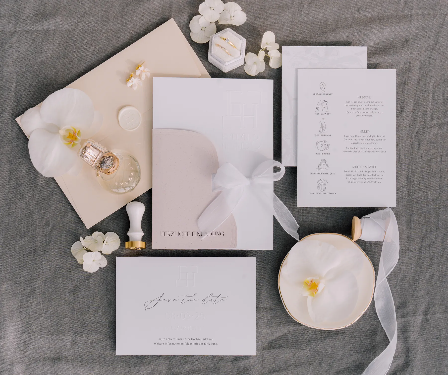 Einladungssuite in Weiß mit Blindprägung, Monogramm und Chiffonband
