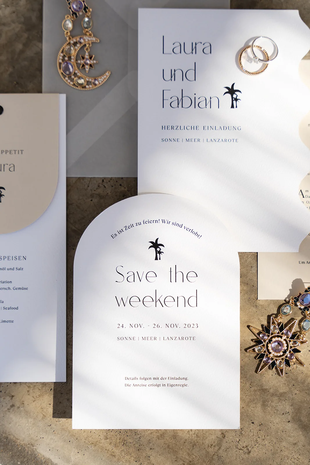Moderne Hochzeitspapeterie in Weiß: Einladung, Save the Date und Menükarte mit Palmenmotiv