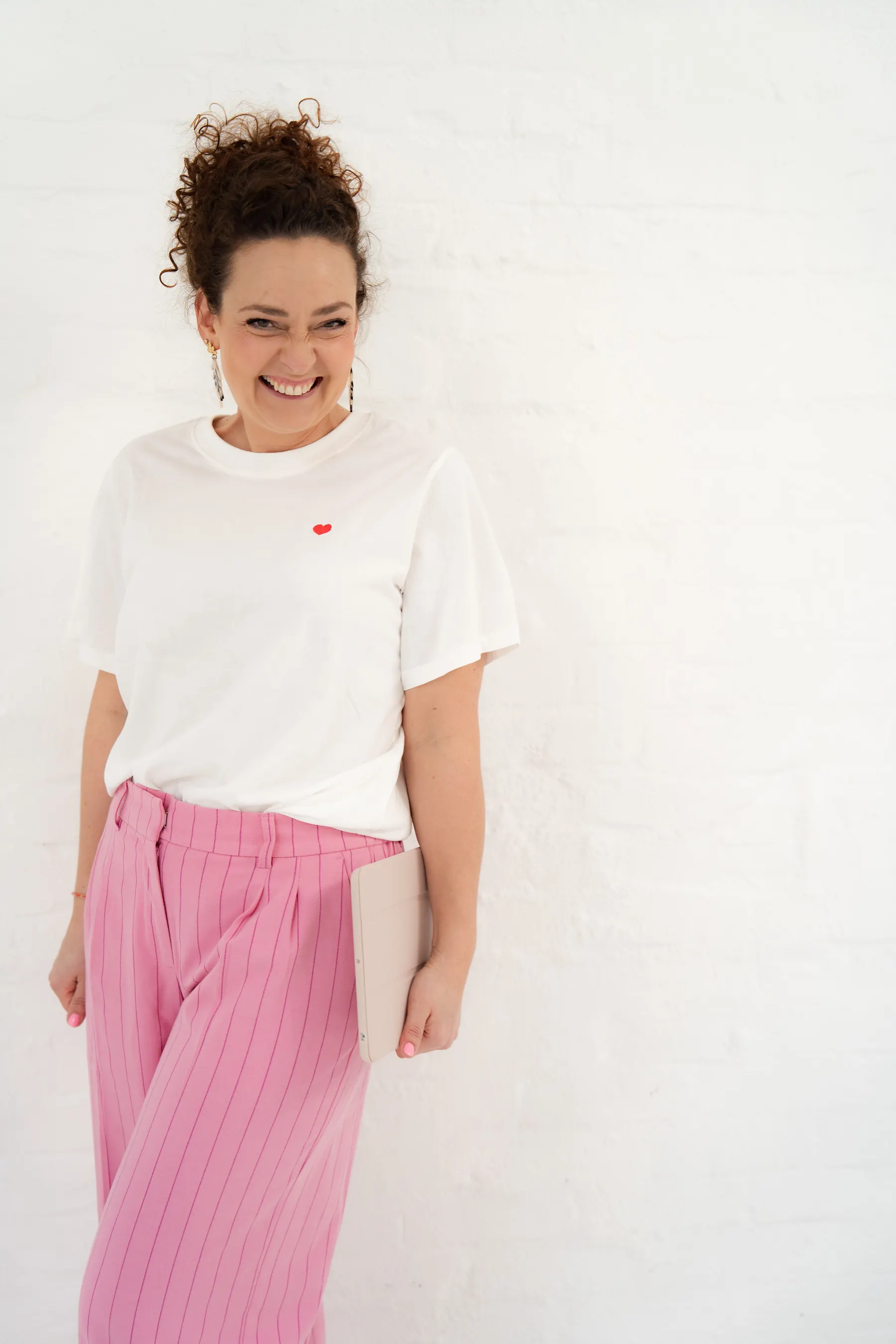 Kristina Wien, Papeterie-Designerin von Tatengold, in ihrem Atelier
