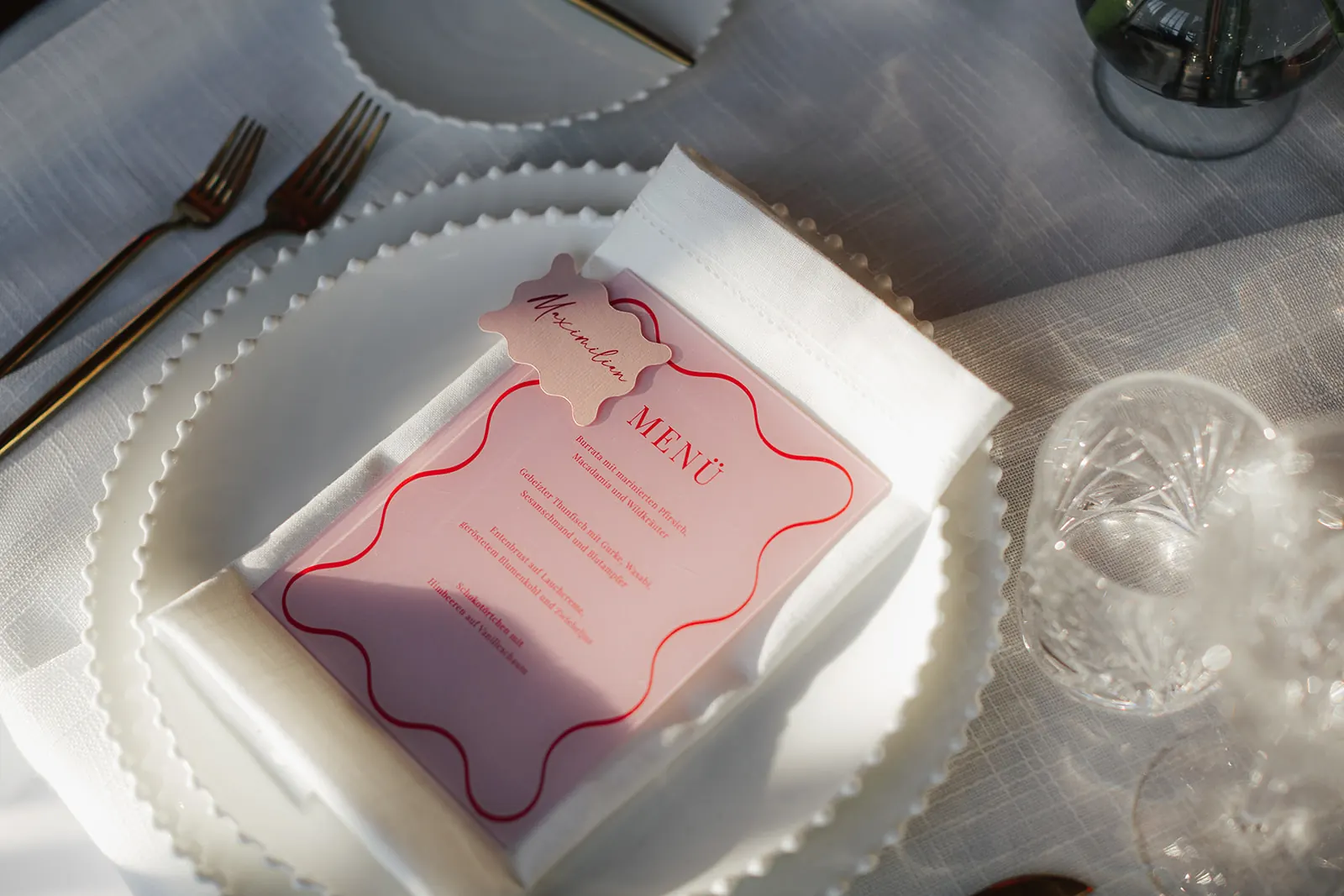 Menükarte in Rosé mit roter Wellenlinie und Namensschild in Wellenform